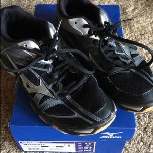 Mizuno women’s volleyball shoes size 9.5